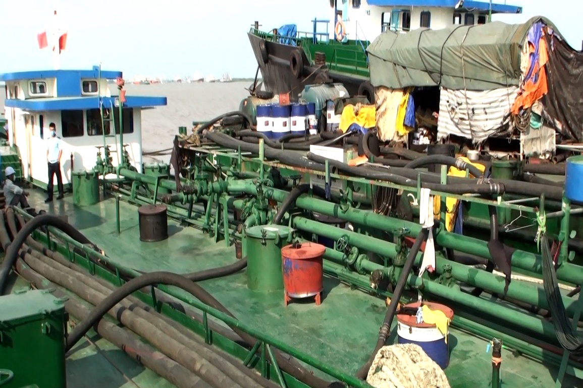 Bắt giữ gần 500 tấn dầu mập mờ nguồn gốc trên sông Sài Gòn - 3 Bắt giữ gần 500 tấn dầu mập mờ nguồn gốc trên sông Sài Gòn - 3