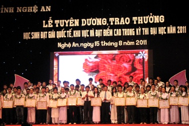 Nghệ An khen thưởng học sinh đạt giải quốc tế, khu vực và thi ĐH đạt điểm cao