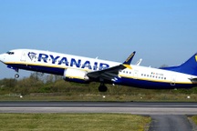 Hành khách xé nát hộ chiếu định nhai nuốt, máy bay phải hạ cánh khẩn cấp