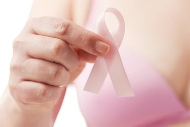 Người ung thư vú có hạch sau tiêm vaccine Covid-19 có đáng ngại?