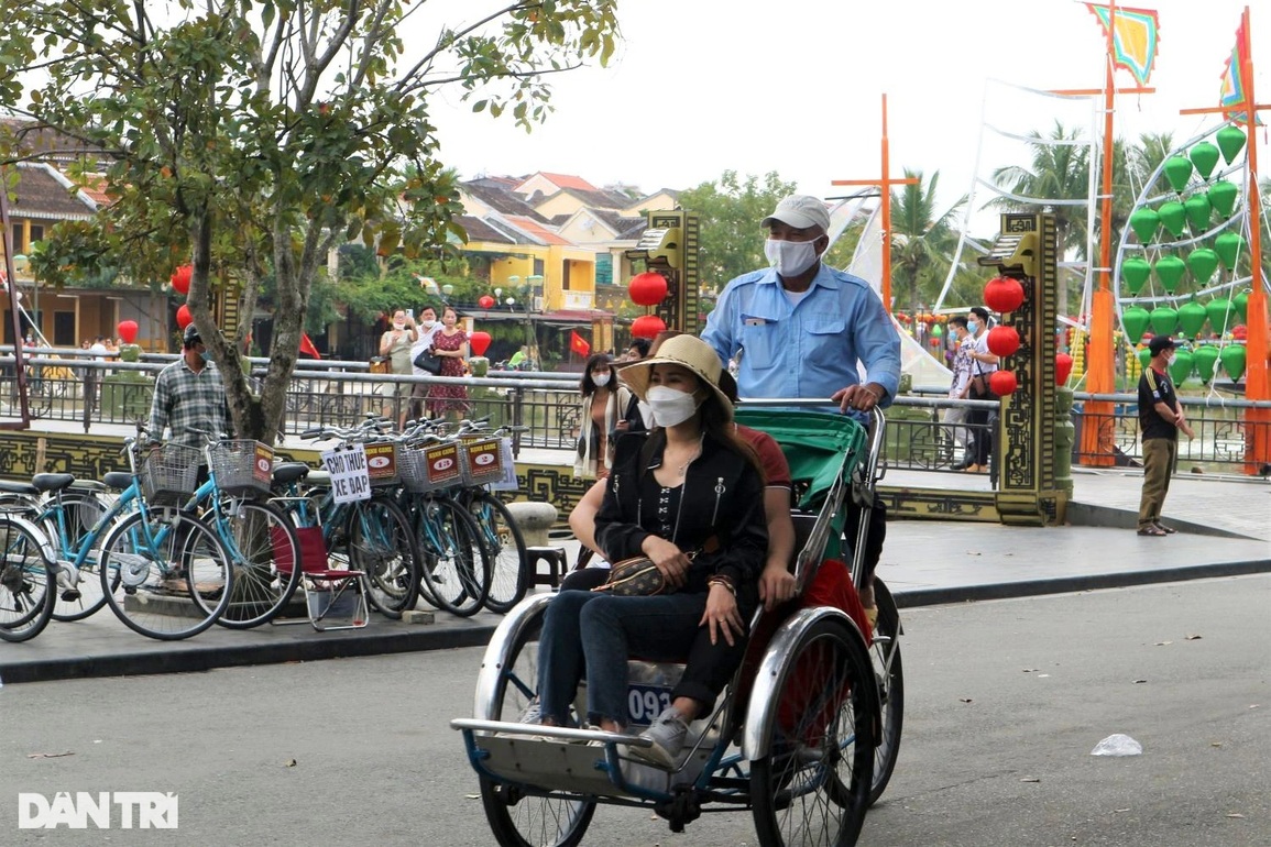 Du khách tấp nập đến phố cổ Hội An vui chơi ngày đầu nghỉ Tết Dương lịch - 6