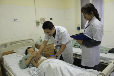 Xương cá dài 4cm đâm thủng ruột nam thanh niên