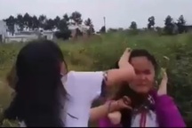 Mâu thuẫn lời nói, hai nữ sinh lớp 7 đánh nhau để bạn bè quay clip