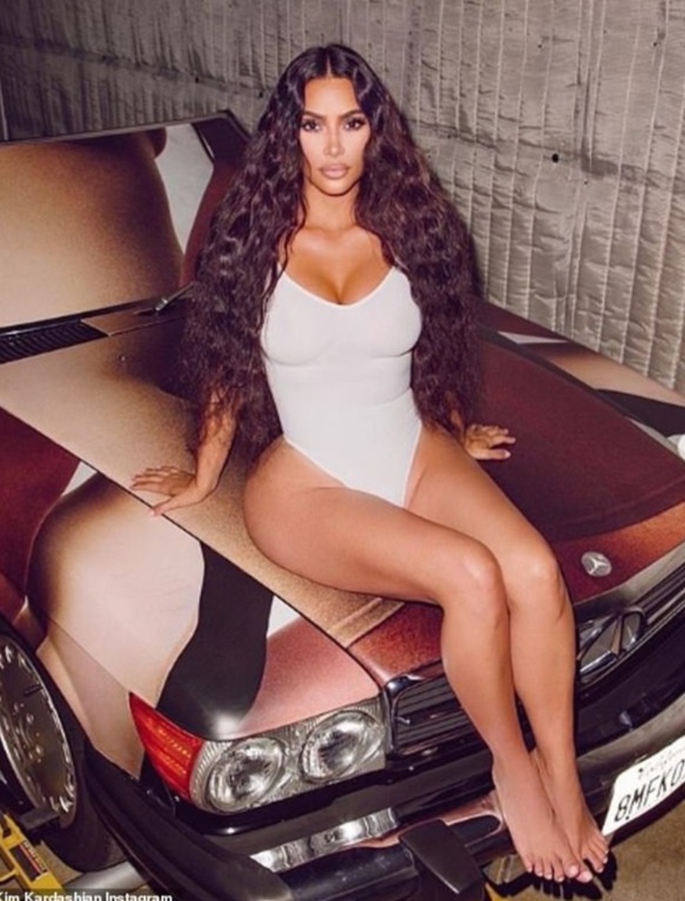 Kim Kardashian quyến rũ sải bước trên biển - 3 Kim Kardashian quyến rũ sải bước trên biển - 3