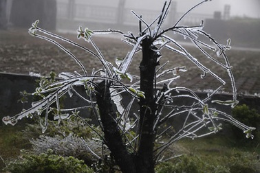 Ngắm băng tuyết đẹp lộng lẫy trên đỉnh đèo cao nhất Việt Nam