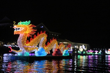 Lung kinh đêm hoa đăng Ninh Kiều