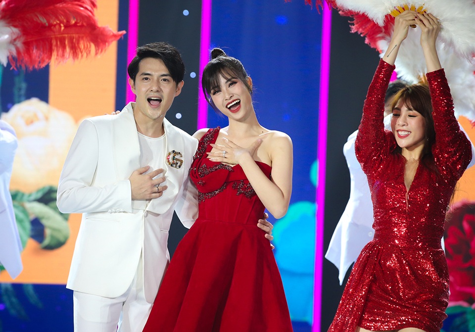 Vợ chồng Đông Nhi – Ông Cao Thắng lần đầu tiên song ca sau kết hôn - 2 Vợ chồng Đông Nhi – Ông Cao Thắng lần đầu tiên song ca sau kết hôn - 2
