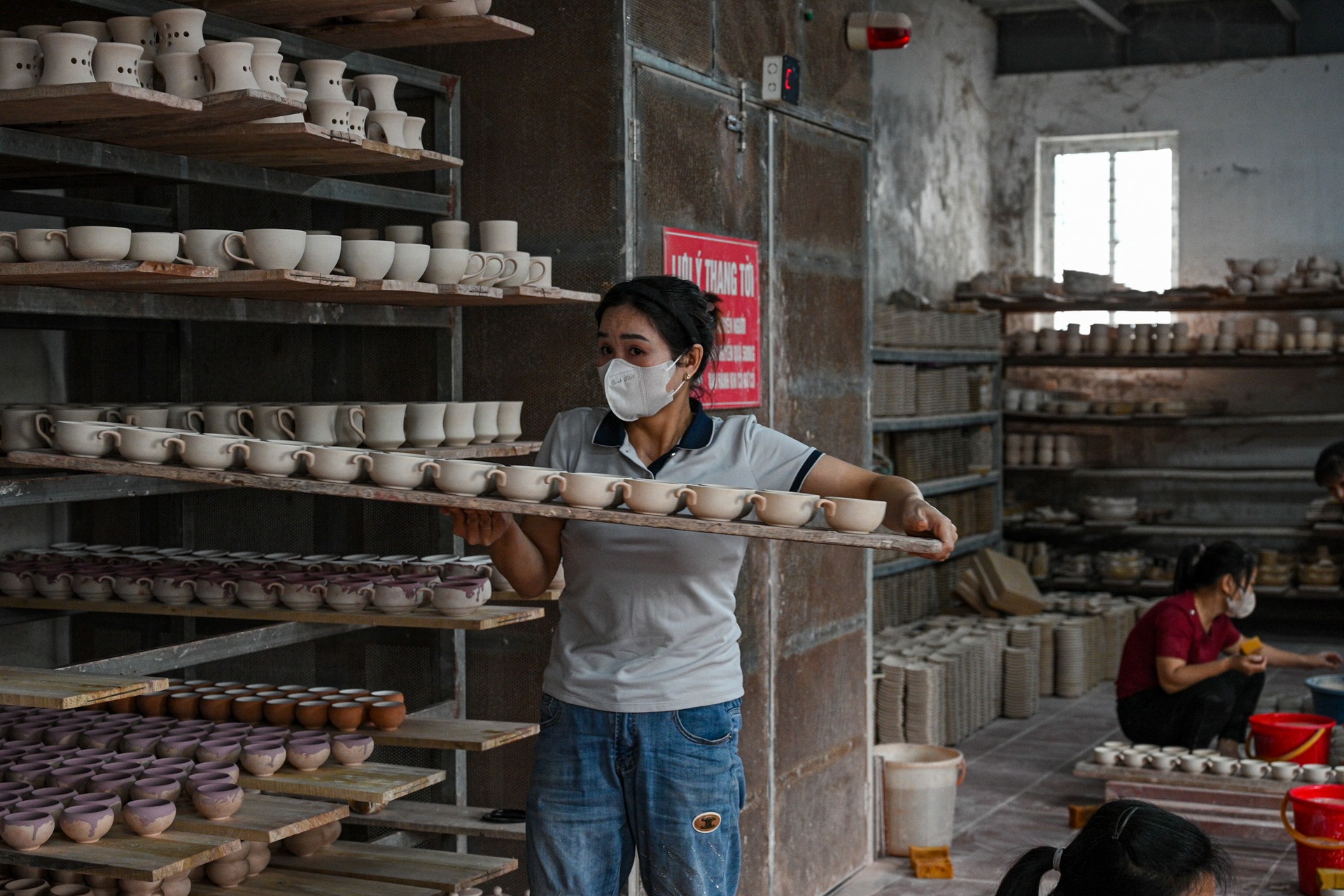 Nghệ nhân 50 năm giữ lửa nghề truyền thống gốm Bát Tràng - 2
