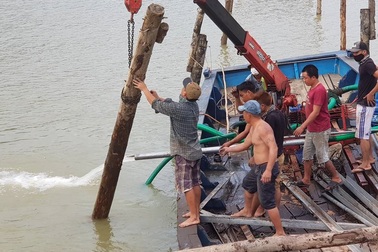 Cầu gỗ bị lũ cuốn lần 2 ở Nha Trang: Sửa chữa 50m cho học sinh qua sông