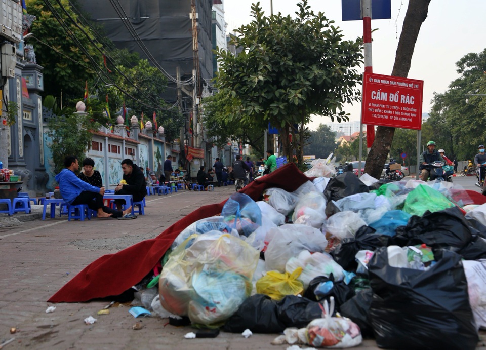 Hà Nội: Rác ngập ngụa nhiều tuyến phố, lãnh đạo phường nhức hết cả đầu! - 8 Hà Nội: Rác ngập ngụa nhiều tuyến phố, lãnh đạo phường nhức hết cả đầu! - 8