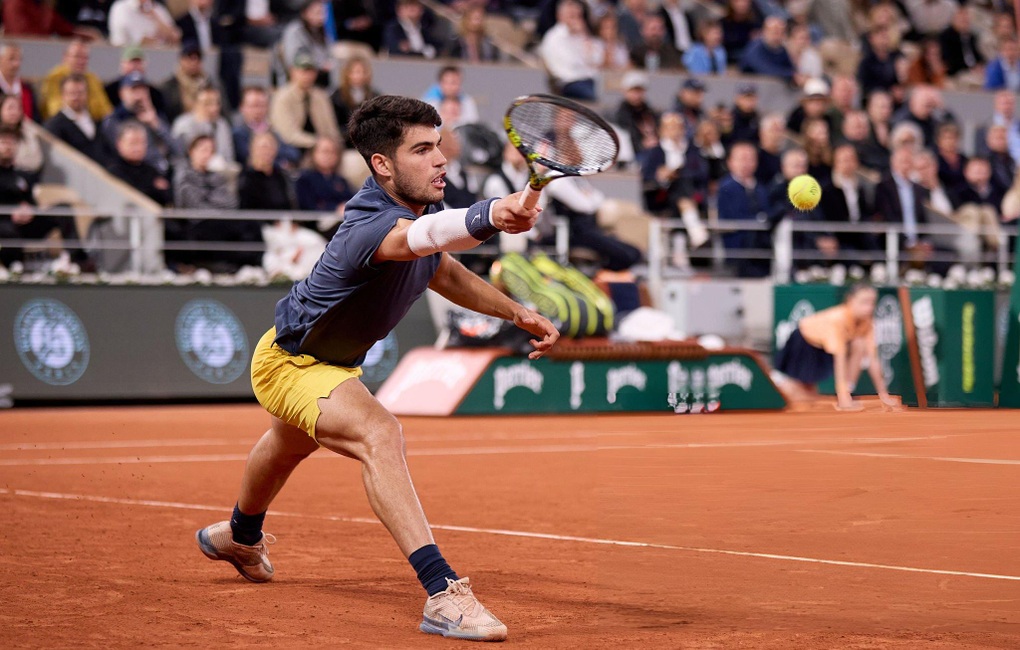 Sinner tiếp đà thăng hoa, Alcaraz gặp chút khó khăn tại Roland Garros - 1