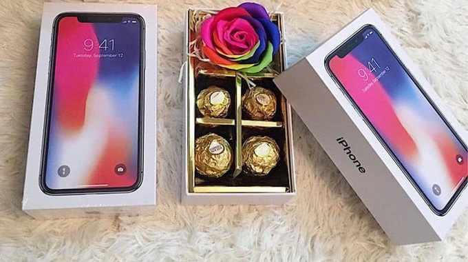 Sự thật gây sốc bên trong hộp quà iPhone giá 200.000 đồng - Ảnh 1.