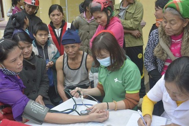 Khám, cấp phát thuốc cho gần 1.000 người dân vùng khó khăn