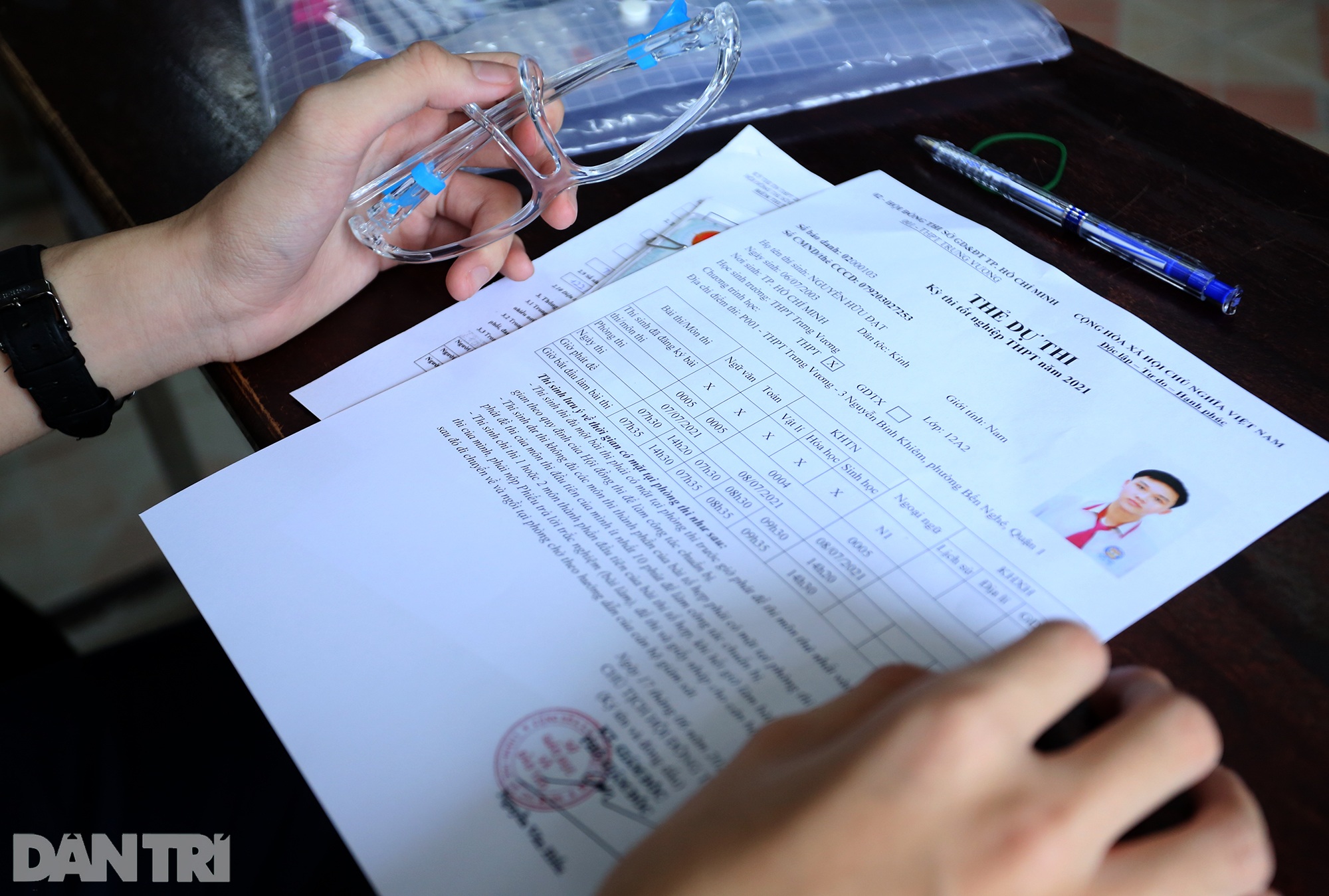 Thí sinh thi tốt nghiệp ở TPHCM được phát kính chống giọt bắn phòng Covid - 12 Thí sinh thi tốt nghiệp ở TPHCM được phát kính chống giọt bắn phòng Covid - 12