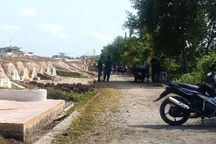 Phát hiện thi thể trên cổ có đoạn dây thừng trong nghĩa địa