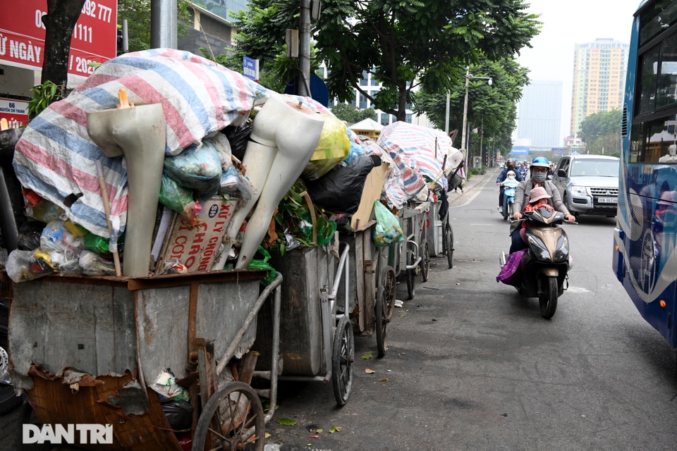 Rác thải hôi thối chất đống trên vỉa hè, tràn ra lòng đường tại Hà Nội - 3 Rác thải hôi thối chất đống trên vỉa hè, tràn ra lòng đường tại Hà Nội - 3