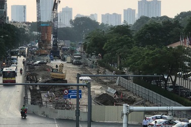 Rà bom mìn, di dời 11 cây xanh phục vụ tuyến metro Hà Nội