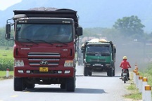 "Hung thần xa lộ" dàn hàng ngang trên đường