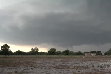 Mưa đá to bằng quả bưởi thi nhau trút xuống