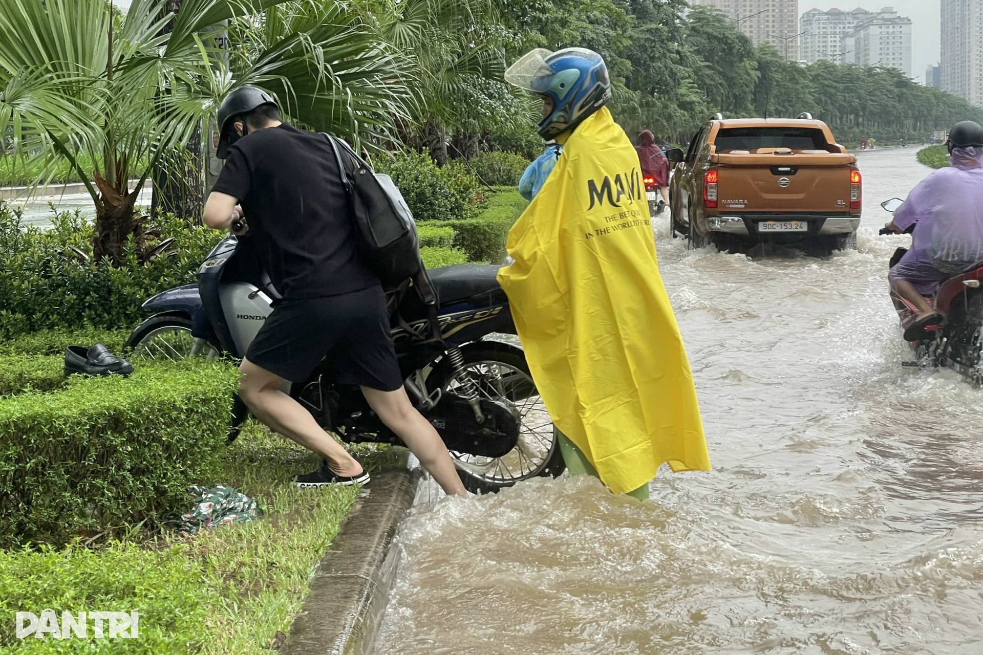 Muôn kiểu ứng phó mưa lớn, vượt ngập sâu của người Hà Nội - 7 Muôn kiểu ứng phó mưa lớn, vượt ngập sâu của người Hà Nội - 7