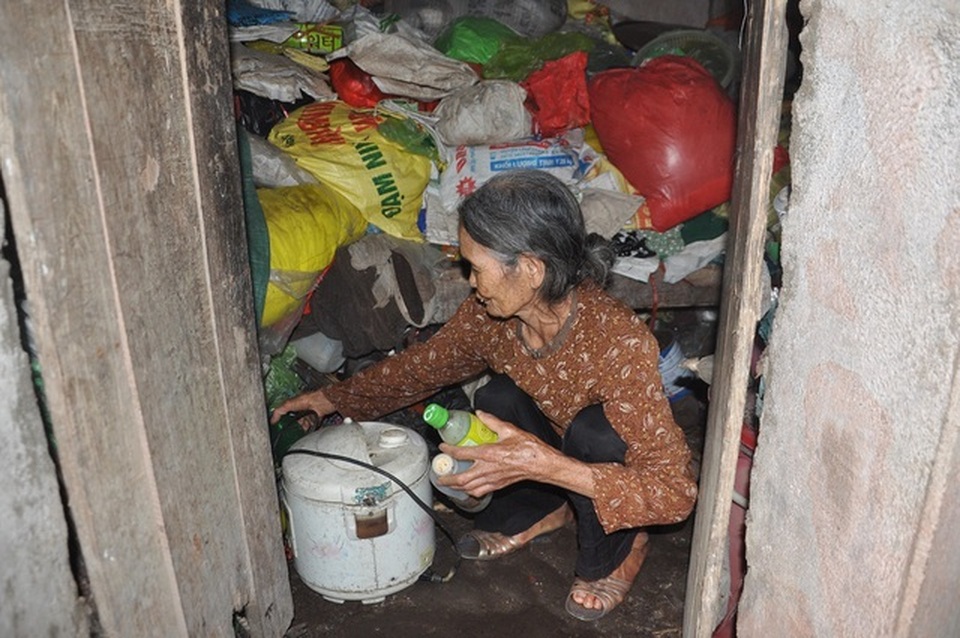 Cụ bà 80 tuổi nghẹn ngào khi được bạn đọc Dân trí xây tặng ngôi nhà mới - 4 Cụ bà 80 tuổi nghẹn ngào khi được bạn đọc Dân trí xây tặng ngôi nhà mới - 4