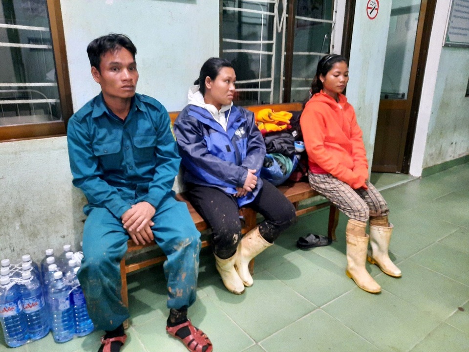 Thai phụ được khiêng vượt 20km đường sạt lở đi cấp cứu nhưng vẫn mất con - 6 Thai phụ được khiêng vượt 20km đường sạt lở đi cấp cứu nhưng vẫn mất con - 6