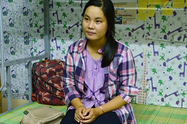 Nữ sinh rửa bát thuê nuôi ước mơ trở thành bác sĩ