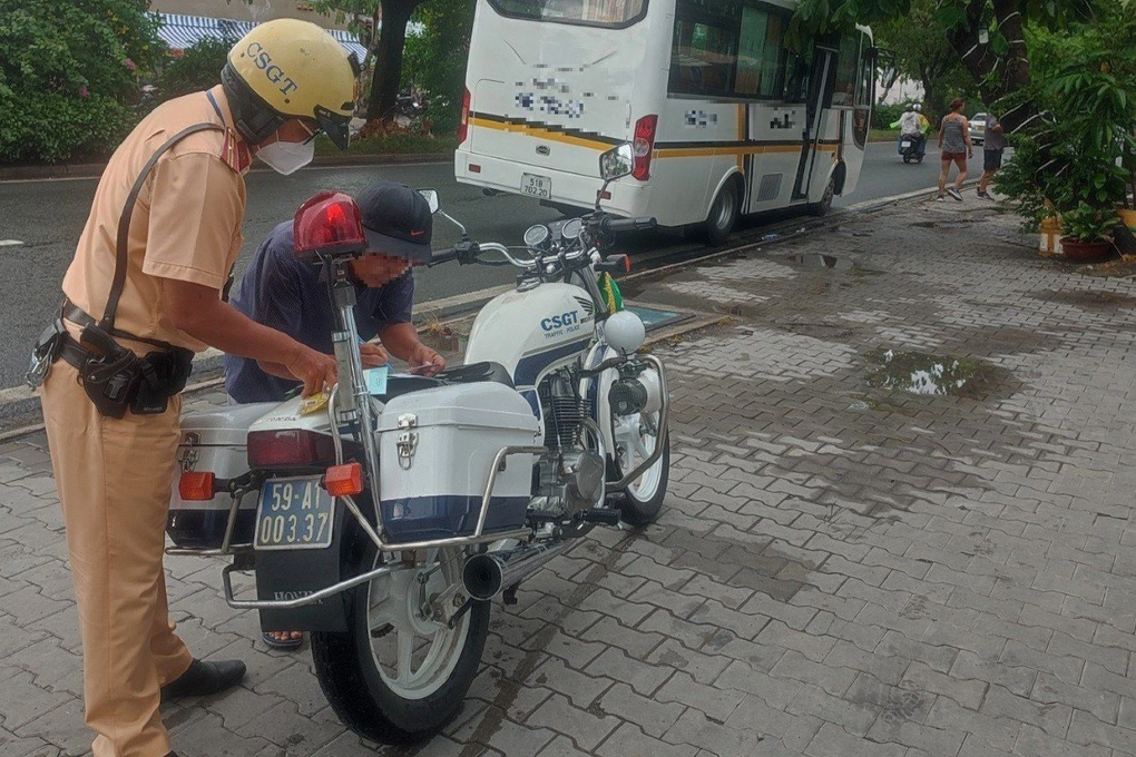 CSGT TPHCM xử phạt hơn nửa tỷ đồng xe vi phạm trong 3 ngày - 2 CSGT TPHCM xử phạt hơn nửa tỷ đồng xe vi phạm trong 3 ngày - 2