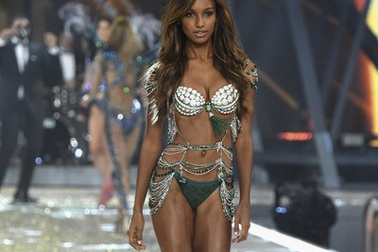 Siêu mẫu vinh dự mặc áo lót 3 triệu đô của Victoria's Secret là ai?