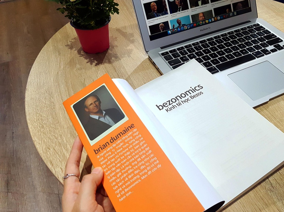 Bezonnomics - Kinh tế học Bezos: Cuốn sách hay về đế chế Amazon - 1 Bezonnomics - Kinh tế học Bezos: Cuốn sách hay về đế chế Amazon - 1