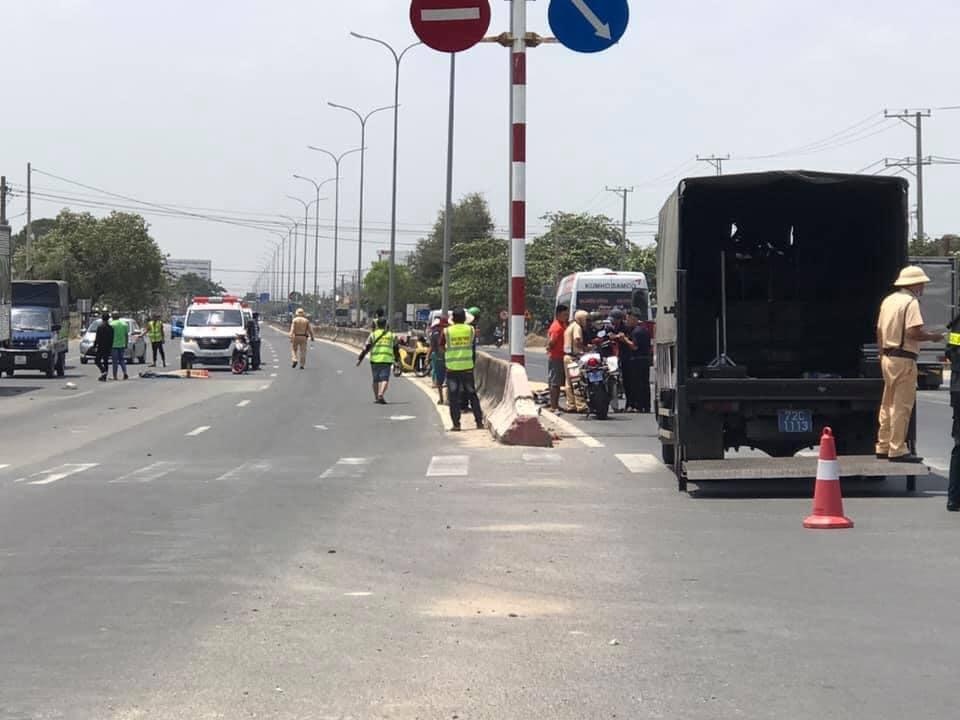 Xe máy chạy ngược chiều cắm đầu vào xe khách, 2 người tử vong tại chỗ - 4 Xe máy chạy ngược chiều cắm đầu vào xe khách, 2 người tử vong tại chỗ - 4