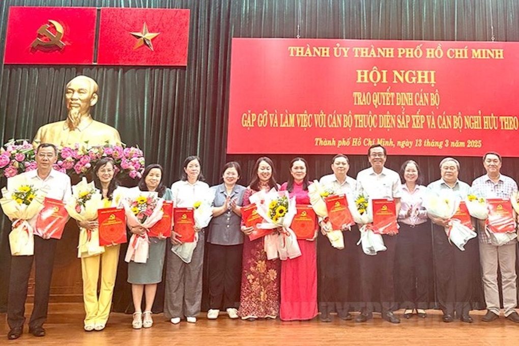 Thành ủy TPHCM điều động cán bộ, tri ân người nghỉ hưu trước tuổi - 1 Thành ủy TPHCM điều động cán bộ, tri ân người nghỉ hưu trước tuổi - 1