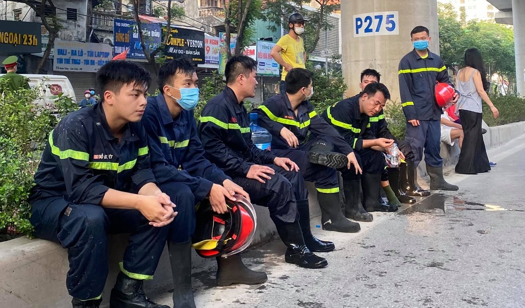 Nghẹn lòng phút cuối gặp gia đình của 3 chiến sĩ hy sinh ở Hà Nội - 1 Nghẹn lòng phút cuối gặp gia đình của 3 chiến sĩ hy sinh ở Hà Nội - 1