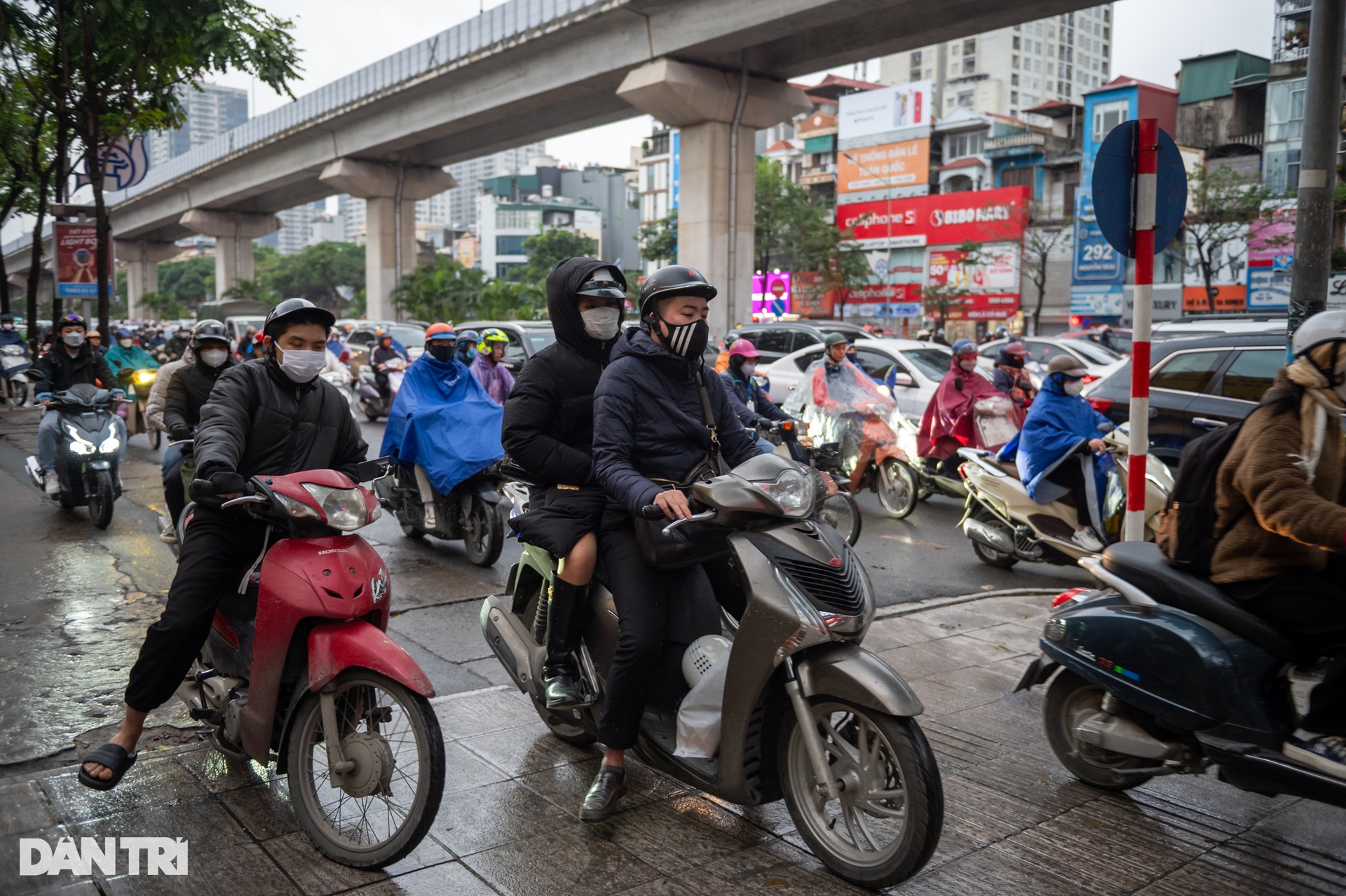 Người Hà Nội chật vật đi làm dưới trời mưa rét 12 độ C - 6