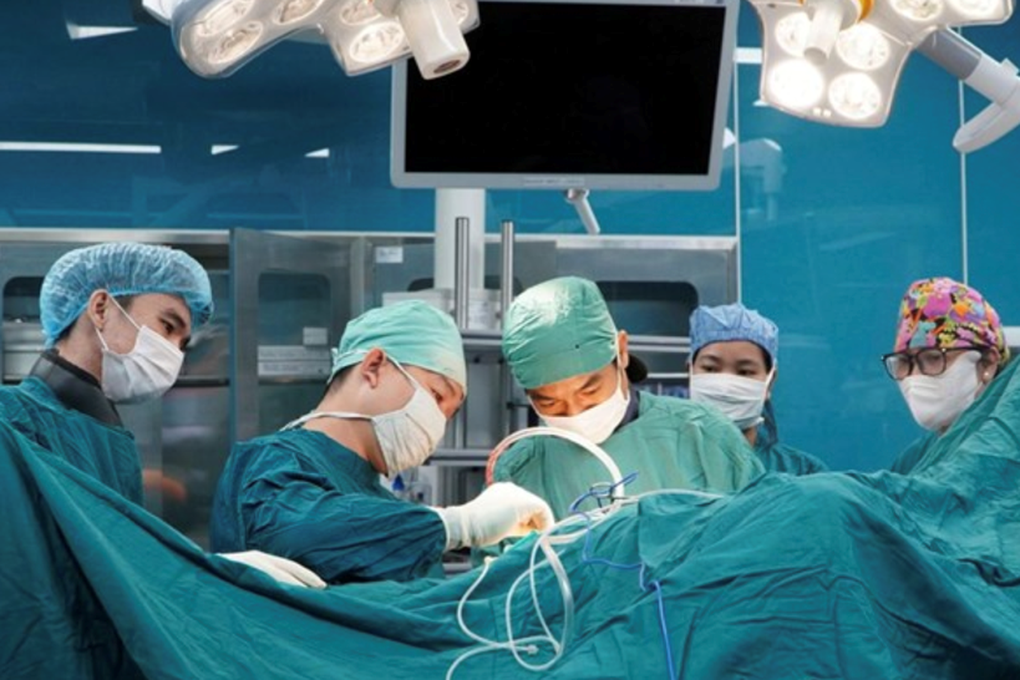 Giám đốc Sở Y tế TPHCM nói về 10 giờ không bỏ cuộc cứu bé trai nguy kịch - 1