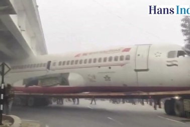 Máy bay Airbus A320 mắc kẹt dưới gầm cầu ở Ấn Độ