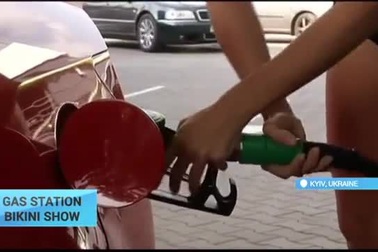 khách hàng mặc bikini được đổ xăng miễn phí