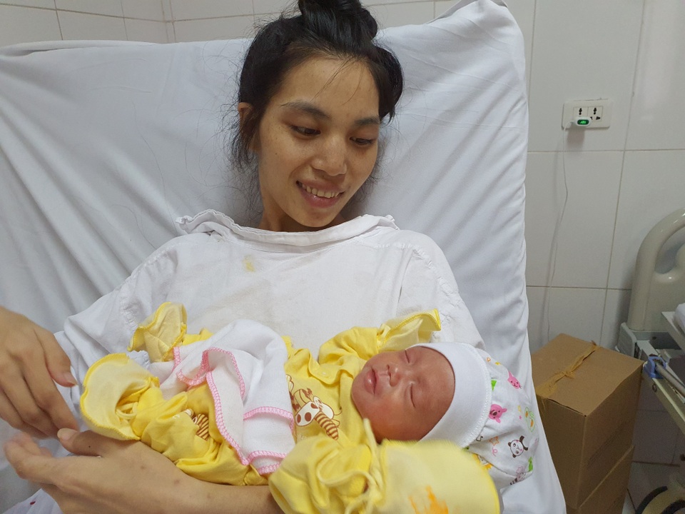 Thai phụ từng nguy kịch tính mạng nghẹn ngào ôm con ngày xuất viện - 1 Thai phụ từng nguy kịch tính mạng nghẹn ngào ôm con ngày xuất viện - 1
