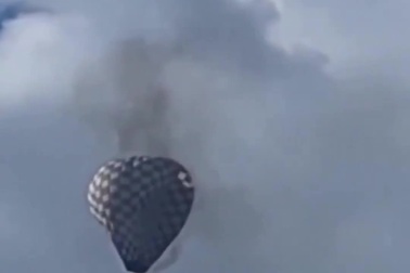 Khinh khí cầu bốc cháy, người đàn ông rơi tự do sau khi cứu mạng 2 người