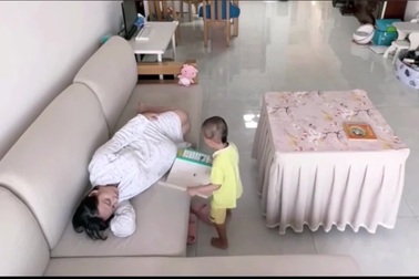 Hành động đáng yêu của em bé khi thấy mẹ ngủ quên gây cảm động