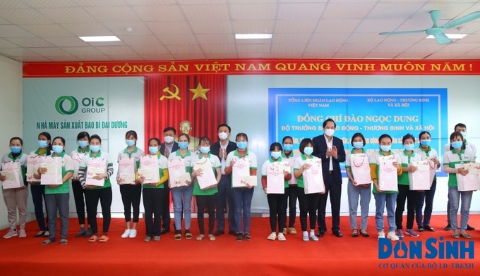 Bộ trưởng Đào Ngọc Dung cùng Bí thư Tỉnh ủy Thanh Hóa Đỗ Trọng Hưng trao tặng quà Tết cho công nhân có hoàn cảnh khó khăn tại Nhà máy sản xuất bao bì Đại Dương. Ảnh: MỘC MIÊN