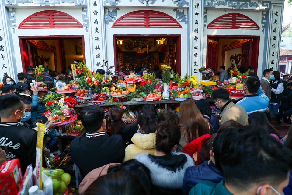 Hàng nghìn người đổ về Phủ Tây Hồ đi lễ - 2 Hàng nghìn người đổ về Phủ Tây Hồ đi lễ - 2