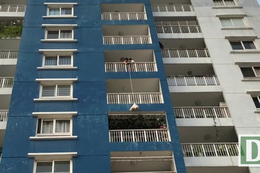 Cư dân Carina chuyển đồ từ trên cao xuống bằng ròng rọc