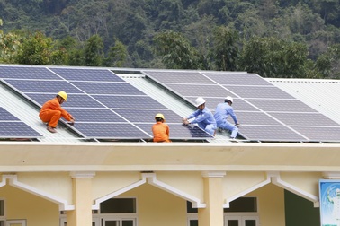Tặng dàn điện mặt trời cho điểm trường vùng biên giới Quảng Nam