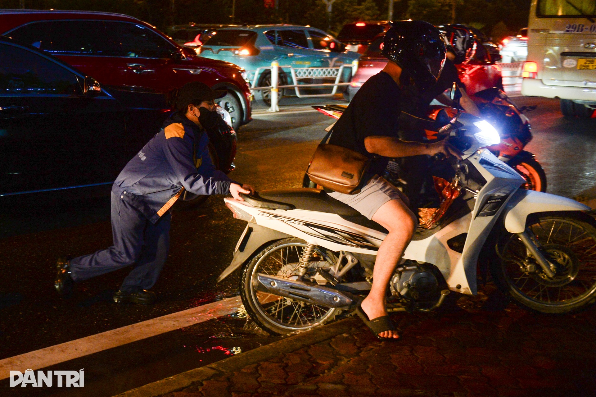 Hơn 2 ngày sau mưa như trút nước đường Võ Chí Công vẫn ngập gần nửa mét - 6