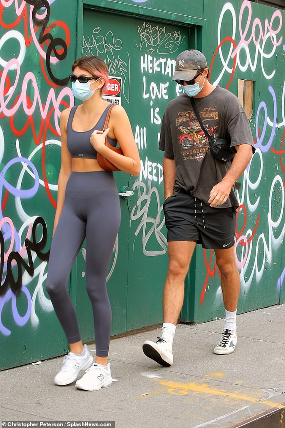 Kendall Jenner khoe eo nhỏ xíu trên phố - 7 Kendall Jenner khoe eo nhỏ xíu trên phố - 7