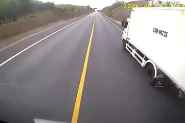 Xe tải vượt ẩu trên cao tốc Cam Lộ - La Sơn