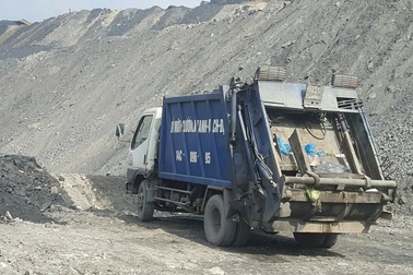 Bắt quả tang 2 xe ô tô đổ rác thải vào khai trường than