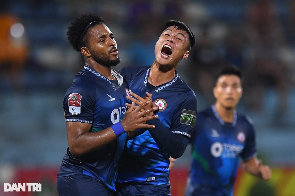 Thắng kịch tính Bình Định, CLB Hà Nội bằng điểm đội đầu bảng - 3