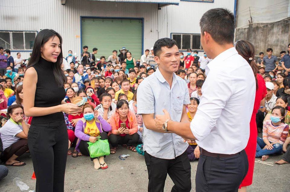 Ấm áp tình nghệ sĩ Việt dành cho người nghèo mùa Tết - 8 Ấm áp tình nghệ sĩ Việt dành cho người nghèo mùa Tết - 8